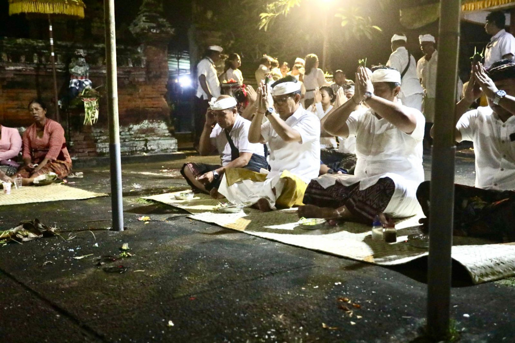 Sekda Adi Arnawa Hadiri Karya di Pura Dalem Sari Batan Nyuh, Darmasaba